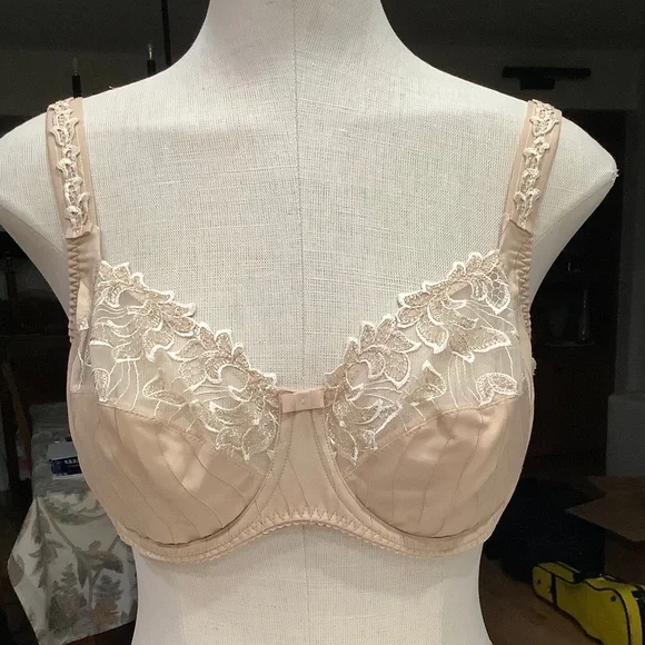 Bras - Picture 2 of 4